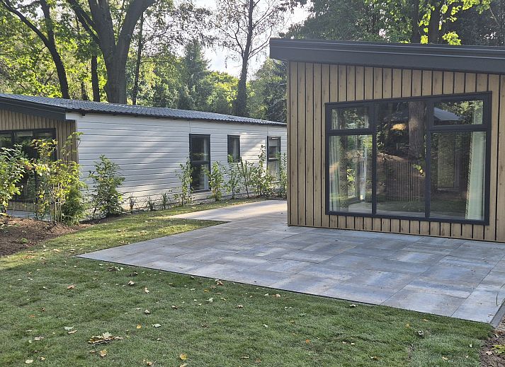 Gemtliches Wohnzimmer von Module Nova in Ede, Veluwe mit Blick auf den Garten in Gelderland.