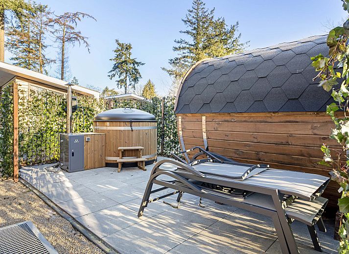 Entspannen Sie sich auf der Terrasse des Ferienhauses Boslodge Silva in Ede, umgeben von der Natur.