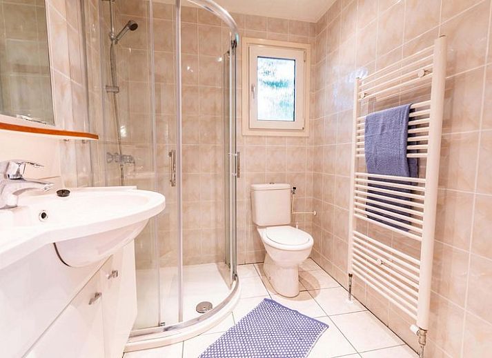 Holiday Home 4 personen in Ede, Veluwe, Gelderland met gezellig terras en groene omgeving.