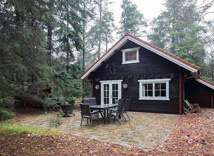 Gemuetliches Esszimmer im Ferienhaus DG1298, Emst, Veluwe mit viel Licht.