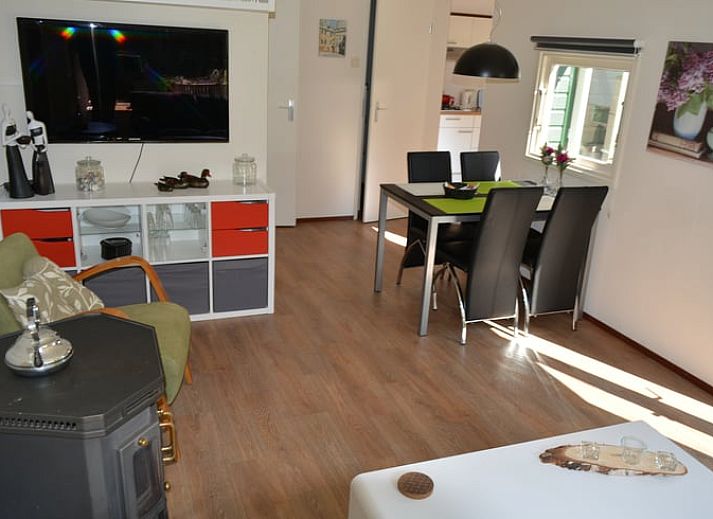 Vakantiehuis in Emst, Veluwe met knus terras omgeven door natuur in Gelderland.