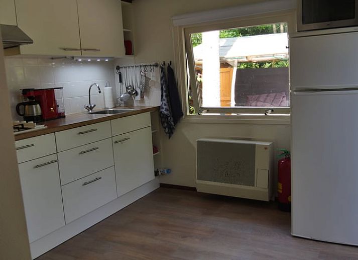 Gezellige woonkamer van Vakantiehuis in Emst met uitzicht op de tuin, Veluwe, Gelderland.