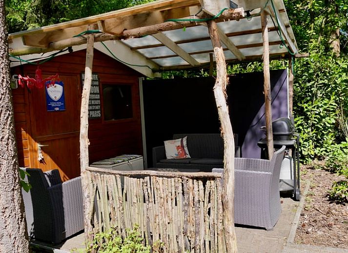 Moderne binnenruimte van Vakantiehuis in Emst met eethoek en tv, Veluwe, Gelderland.