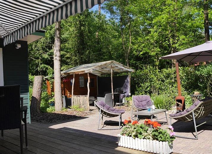 Moderne binnenruimte van Vakantiehuis in Emst met eethoek en tv, Veluwe, Gelderland.