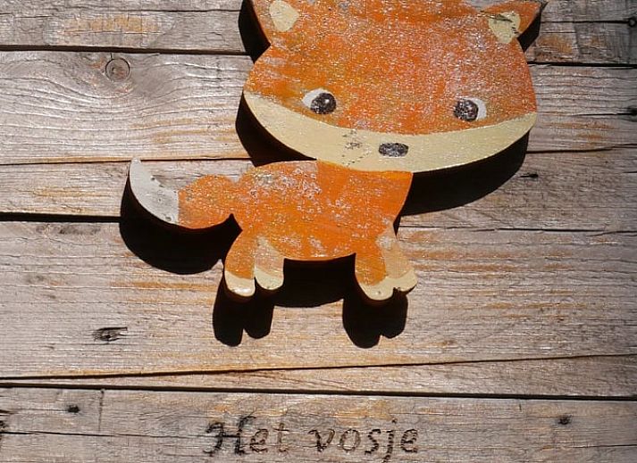 Moderne binnenruimte van Vakantiehuis in Emst met eethoek en tv, Veluwe, Gelderland.