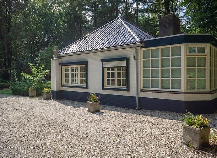 Vacation home in Emst, Veluwe, Gelderland surrounded by green nature and rustic charm, ideal for a relaxing stay.