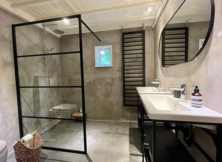 Wohnzimmer des Ferienhauses in Emst mit Walddekor, Veluwe, Gelderland.