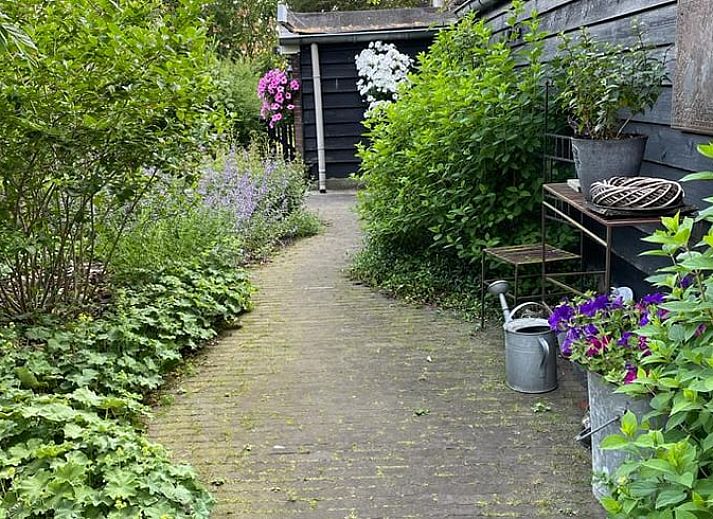 Eettafel met uitzicht op de tuin in Vakantiehuisje in Emst, Veluwe, Gelderland.