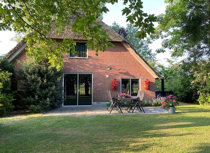 Eettafel met uitzicht op de tuin in Vakantiehuisje in Emst, Veluwe, Gelderland.