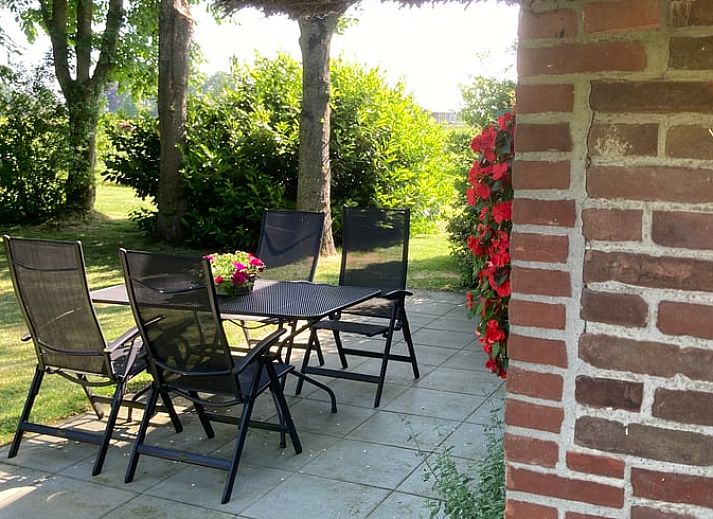 Eettafel met uitzicht op de tuin in Vakantiehuisje in Emst, Veluwe, Gelderland.