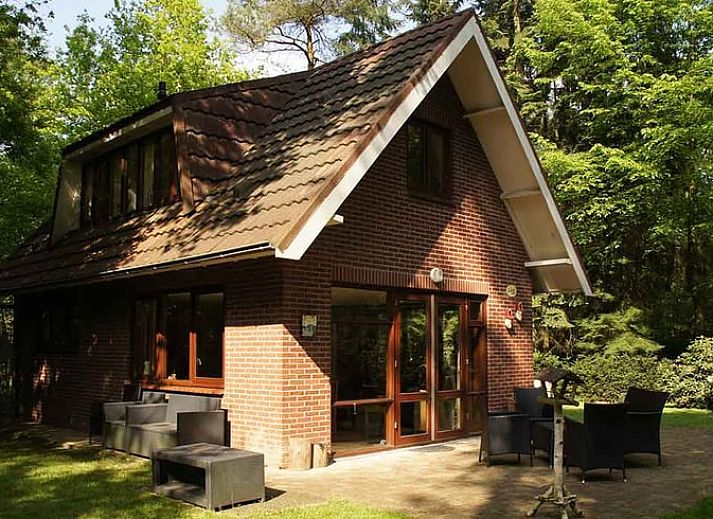 Vacation cottage in Emst in the Veluwe, surrounded by lush nature and greenery.