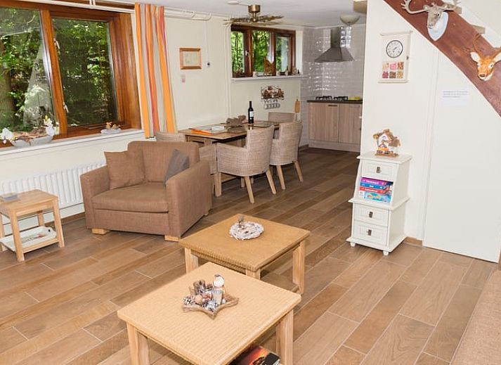 Vacation cottage in Emst with comfortable outdoor seating surrounded by green nature.