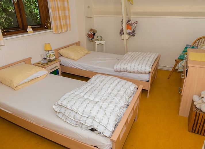 Vacation cottage in Emst with comfortable outdoor seating surrounded by green nature.