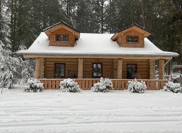 Gemuetliches Ferienhaus in Emst, Veluwe, Gelderland, umgeben von winterlicher Natur und verschneiten Waeldern, ideal fuer eine gemuetliche Flucht.
