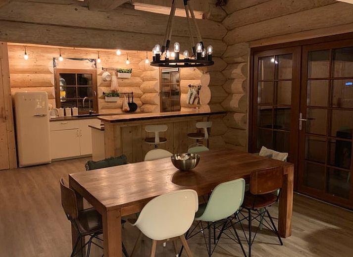 Gemuetliches Ferienhaus in Emst, Veluwe, Gelderland, umgeben von winterlicher Natur und verschneiten Waeldern, ideal fuer eine gemuetliche Flucht.