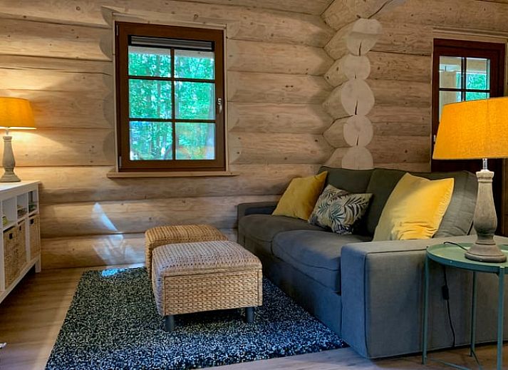 Ferienhaus in Emst, Veluwe, Gelderland, umgeben von ueppiger Natur, bietet einen rustikalen Aufenthalt in einem charmanten Holzhaeuschen.