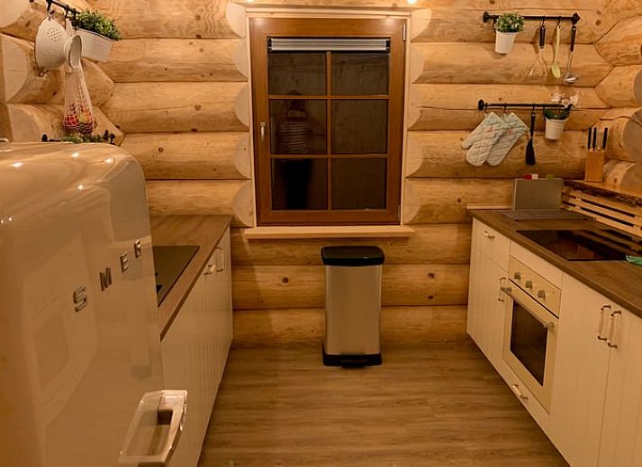 Ferienhaus in Emst, Veluwe, Gelderland, umgeben von ueppiger Natur, bietet einen rustikalen Aufenthalt in einem charmanten Holzhaeuschen.