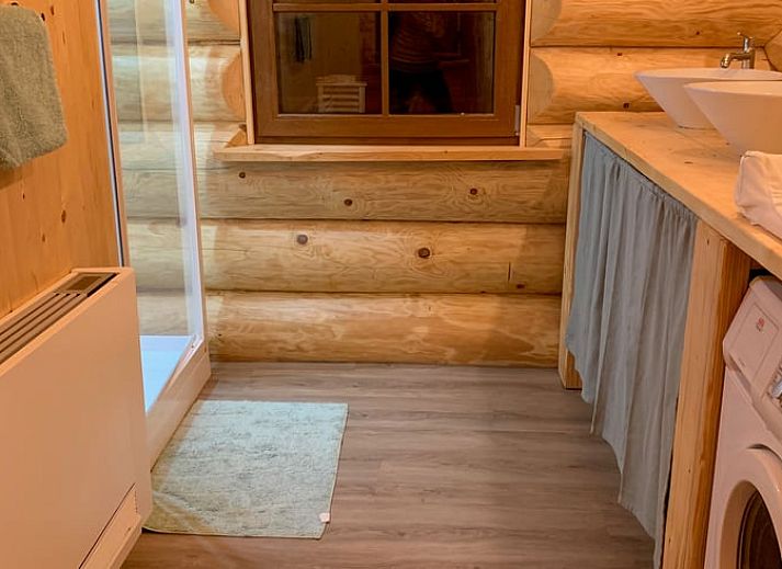 Ferienhaus in Emst, Veluwe, Gelderland, umgeben von ueppiger Natur, bietet einen rustikalen Aufenthalt in einem charmanten Holzhaeuschen.