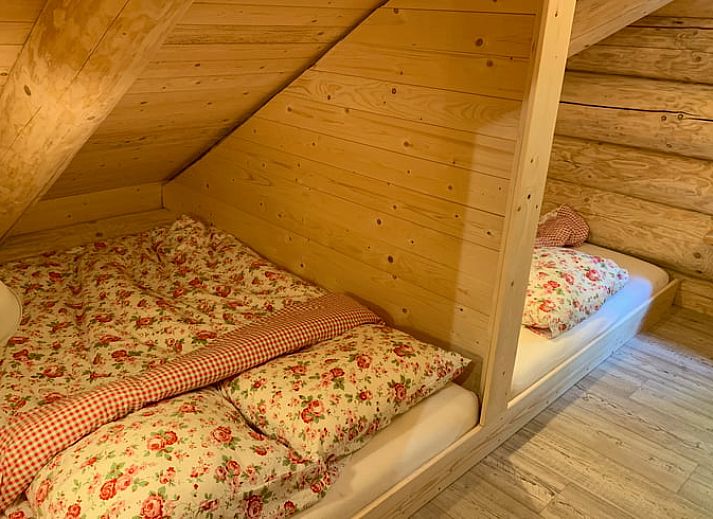 Gemuetlicher Innenbereich des Ferienhauses in Emst, Veluwe, Gelderland mit Holzinterieur und stimmungsvoller Beleuchtung.