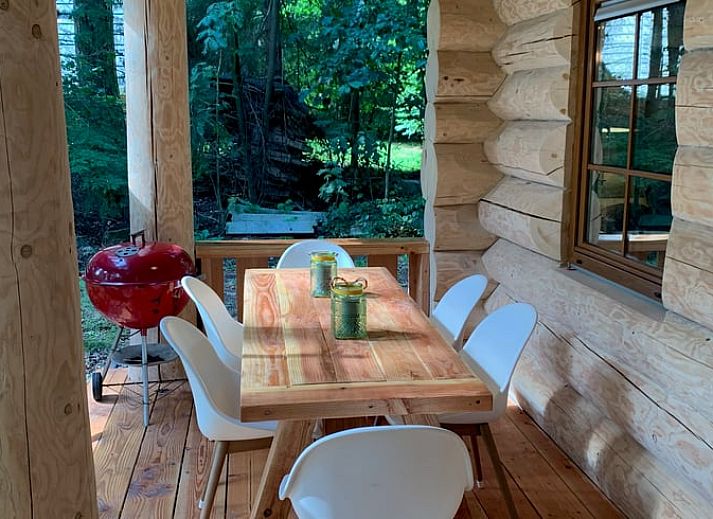 Gemuetlicher Innenbereich des Ferienhauses in Emst, Veluwe, Gelderland mit Holzinterieur und stimmungsvoller Beleuchtung.