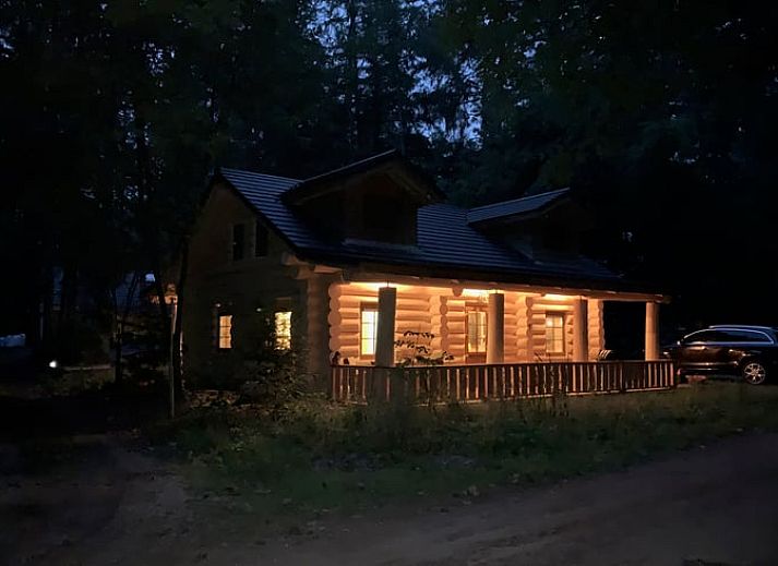 Gemuetlicher Innenbereich des Ferienhauses in Emst, Veluwe, Gelderland mit Holzinterieur und stimmungsvoller Beleuchtung.