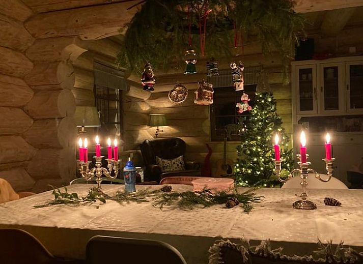 Gemuetlicher Innenbereich des Ferienhauses in Emst, Veluwe, Gelderland mit Holzinterieur und stimmungsvoller Beleuchtung.