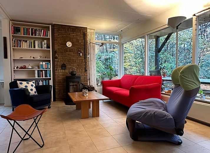 Ferienhaus in Emst in Veluwe, Gelderland, umgeben von ueppiger Natur und einer gemuetlichen Terrasse fuer entspanntes Wohnen im Freien.