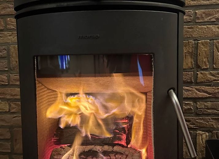 Ferienhaus in Emst in Veluwe, Gelderland, umgeben von ueppiger Natur und einer gemuetlichen Terrasse fuer entspanntes Wohnen im Freien.