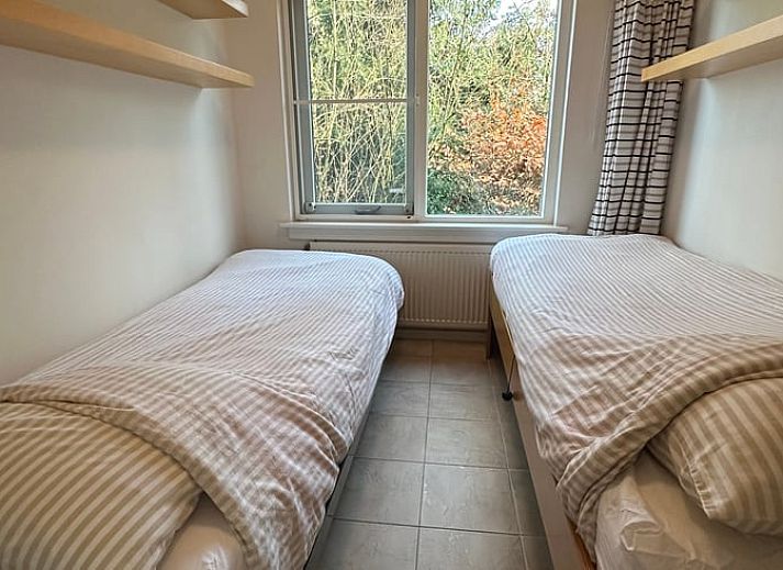 Ferienhaus in Emst, Veluwe, Gelderland, umgeben von ueppiger Natur und gruenen Waeldern, ideal fuer einen erholsamen Aufenthalt.