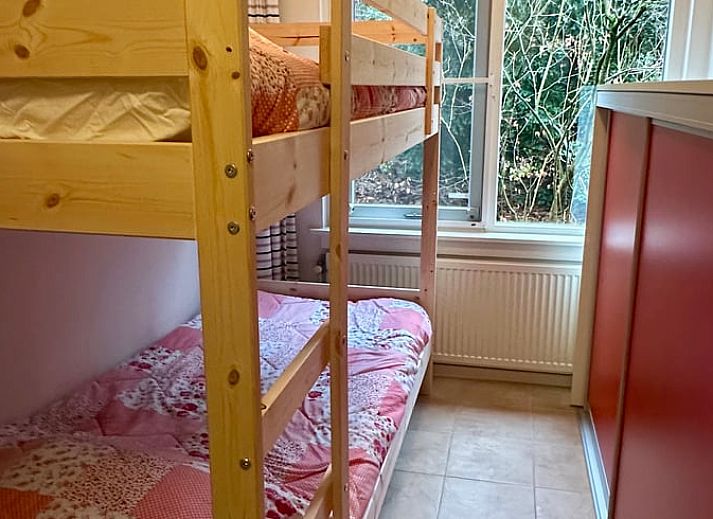 Ferienhaus in Emst, Veluwe, Gelderland, umgeben von ueppiger Natur und gruenen Waeldern, ideal fuer einen erholsamen Aufenthalt.