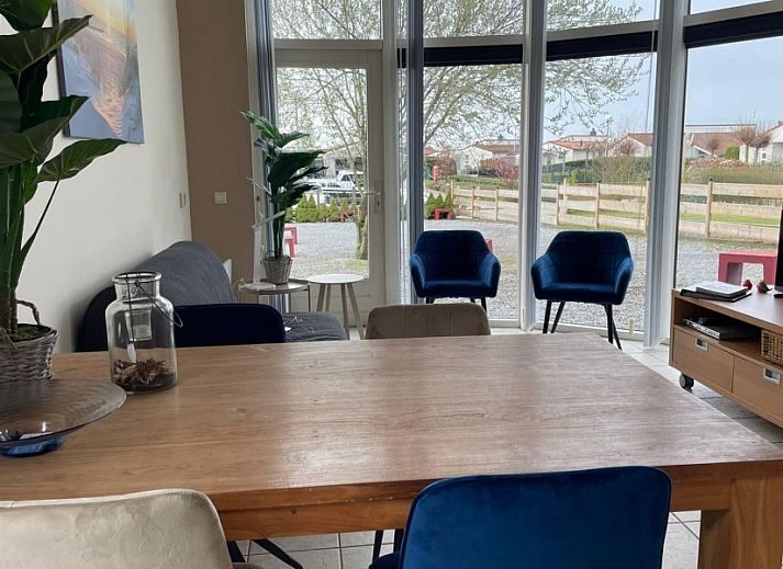 Aledo Veluwe aan Zee Strand Horst, Ermelo, Gelderland. Bungalow met aanlegsteiger en boot aan het water.