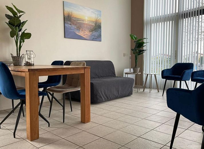 Aledo Veluwe aan Zee Strand Horst, Ermelo, Gelderland. Bungalow met aanlegsteiger en boot aan het water.