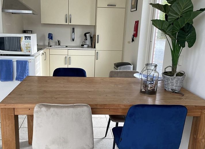 Aledo Veluwe aan Zee Strand Horst, Ermelo, Gelderland. Bungalow met aanlegsteiger en boot aan het water.