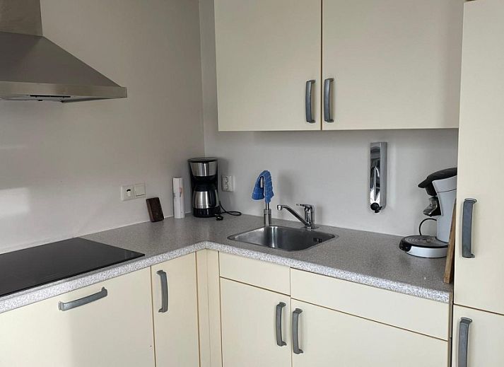 Aledo Veluwe aan Zee Strand Horst, Ermelo, Gelderland. Bungalow met aanlegsteiger en boot aan het water.