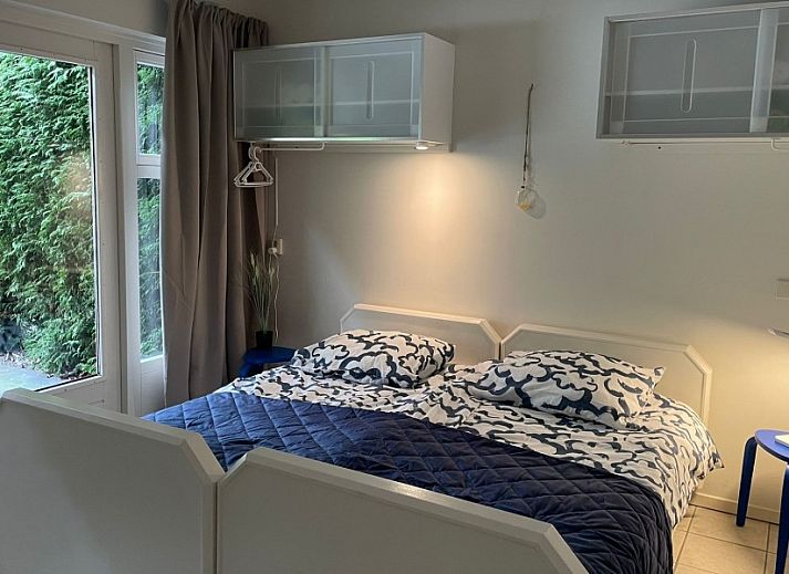 Binnenruimte van Aledo Veluwe aan Zee Strand Horst, Ermelo, Gelderland. Gezellige zithoek met uitzicht op de omgeving.