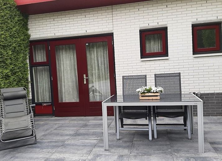 Binnenruimte van Aledo Veluwe aan Zee Strand Horst, Ermelo, Gelderland. Gezellige zithoek met uitzicht op de omgeving.