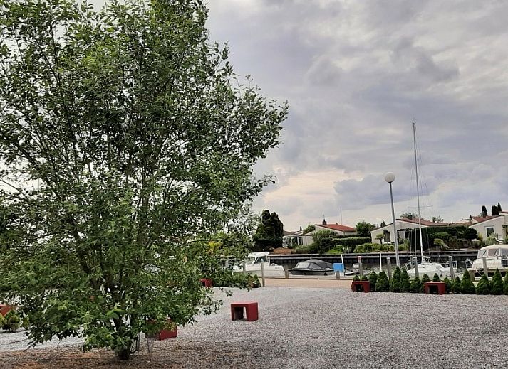 Eetgedeelte in Aledo Veluwe aan Zee Strand Horst, Ermelo, Gelderland. Moderne inrichting met veel lichtinval.