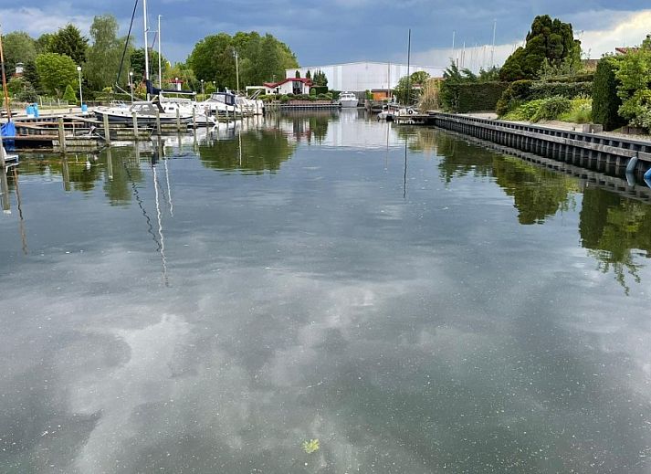 Eetgedeelte in Aledo Veluwe aan Zee Strand Horst, Ermelo, Gelderland. Moderne inrichting met veel lichtinval.