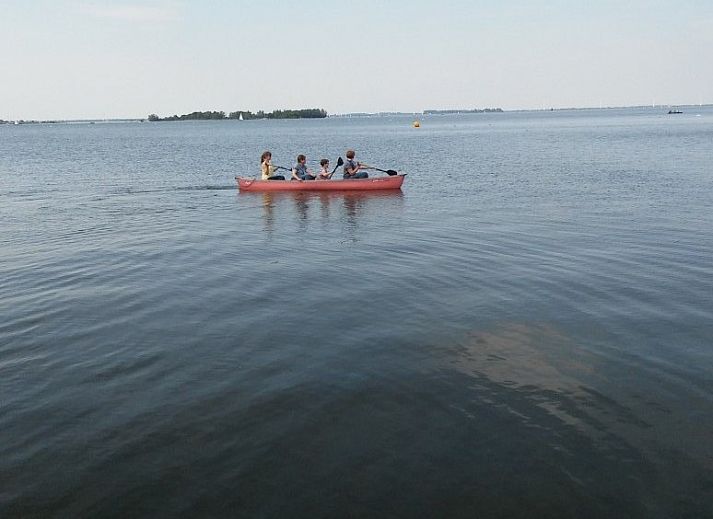 Eetgedeelte in Aledo Veluwe aan Zee Strand Horst, Ermelo, Gelderland. Moderne inrichting met veel lichtinval.