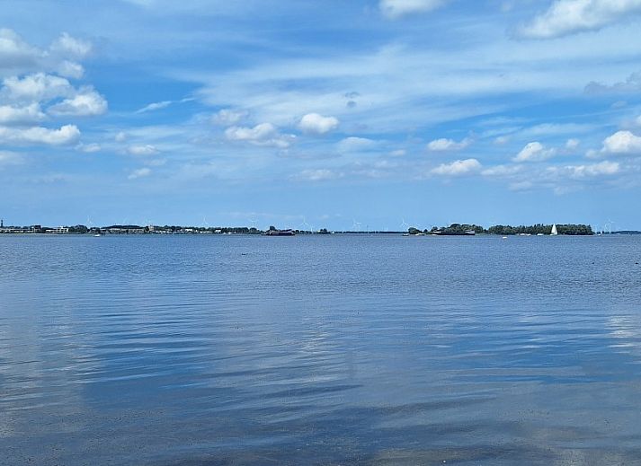 Eetgedeelte in Aledo Veluwe aan Zee Strand Horst, Ermelo, Gelderland. Moderne inrichting met veel lichtinval.