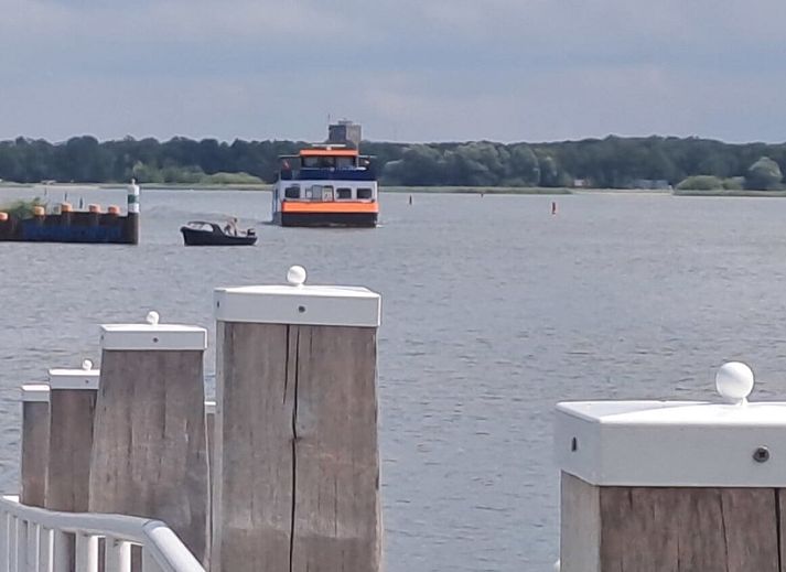 Keuken in Aledo Veluwe aan Zee Strand Horst, Ermelo, Gelderland. Compacte keuken met moderne apparatuur.