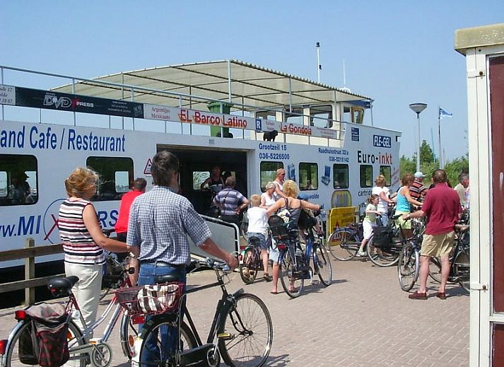 Keuken in Aledo Veluwe aan Zee Strand Horst, Ermelo, Gelderland. Compacte keuken met moderne apparatuur.