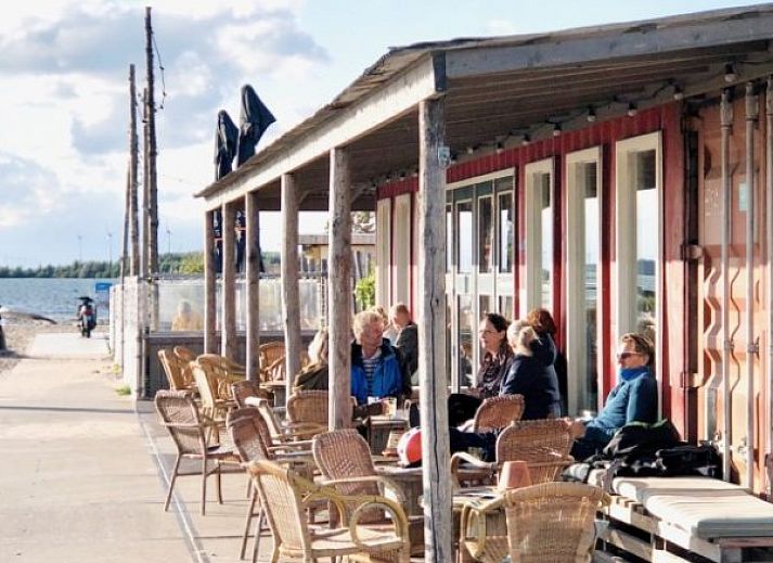 Keuken in Aledo Veluwe aan Zee Strand Horst, Ermelo, Gelderland. Compacte keuken met moderne apparatuur.