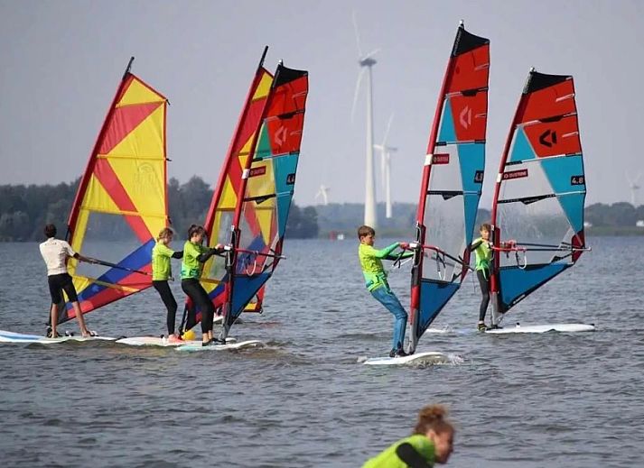 Detail van de keuken in Aledo Veluwe aan Zee Strand Horst, Ermelo, Gelderland. Strakke en functionele opstelling.