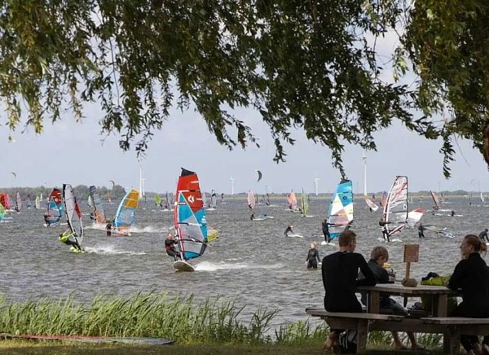 Slaapkamer in Aledo Veluwe aan Zee Strand Horst, Ermelo, Gelderland. Comfortabel tweepersoonsbed met toegang tot de tuin.
