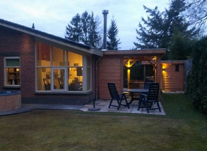 Beleuchtete Veranda im Bungalow De Leuvenhorst in Harderwijk, Veluwe, ideal fuer entspannte Abende.
