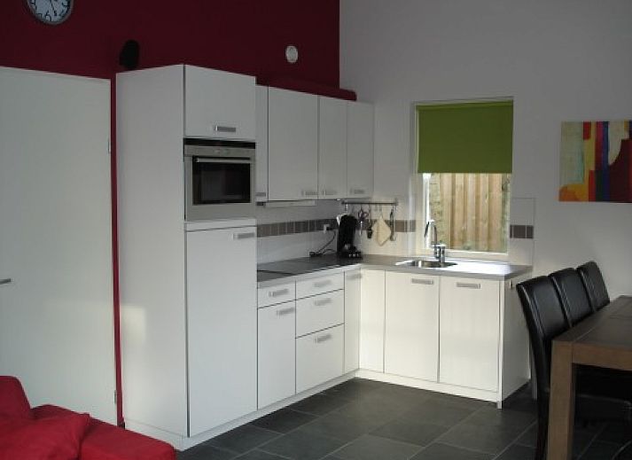 Beleuchtete Veranda im Bungalow De Leuvenhorst in Harderwijk, Veluwe, ideal fuer entspannte Abende.