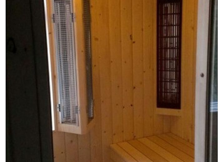 Beleuchtete Veranda im Bungalow De Leuvenhorst in Harderwijk, Veluwe, ideal fuer entspannte Abende.