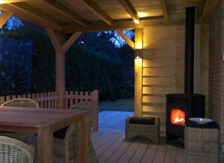 Aussenansicht des Ferienhauses De Leuvenhorst in Harderwijk, Veluwe mit Terrasse und gruener Umgebung.