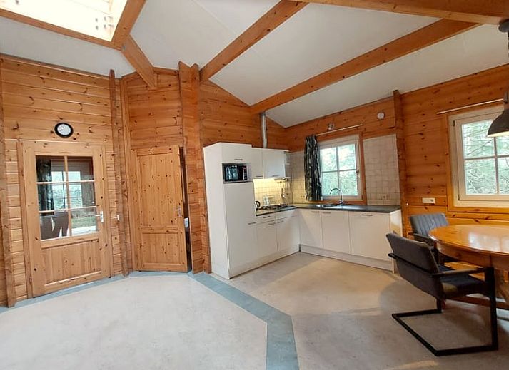 Ruime binnenruimte van Huisje in Ermelo met houten interieur en veel daglicht, ideaal voor een ontspannen verblijf.